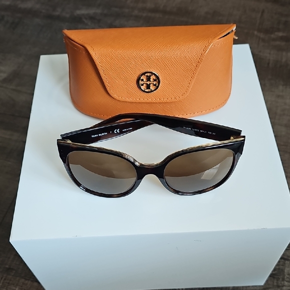 Tory Burch - Sunglasses & Case main image 15